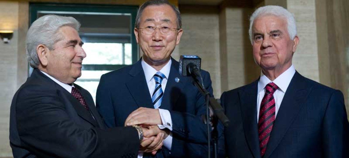 Secretary-General Ban Ki-moon with Greek Cypriot leader Dimitris Christofias (left) and Turkish Cypriot leader Dervis Eroglu (right).