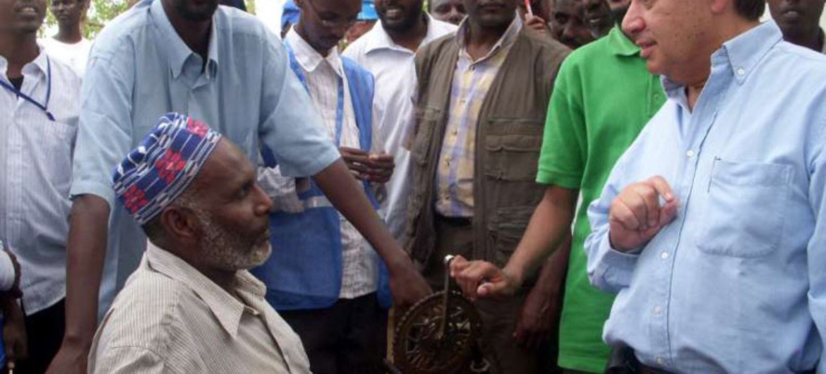 High Commissioner Guterres (right) talks to a disabled refugee leader during a visit in August 2009 to the Hagadera camp, Dadaab