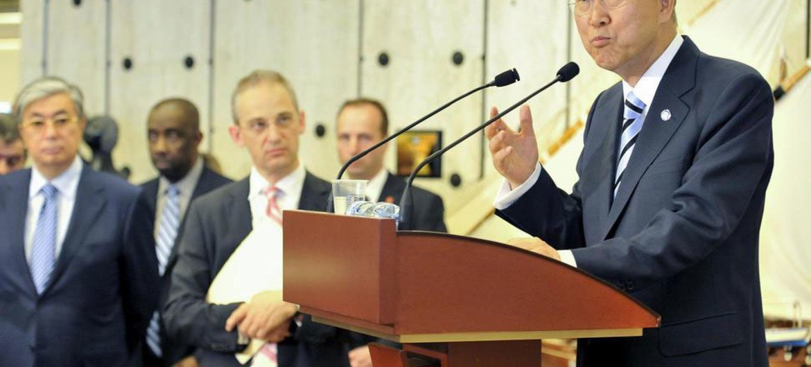Le Secrétaire général Ban Ki-moon devant la presse à Genève.