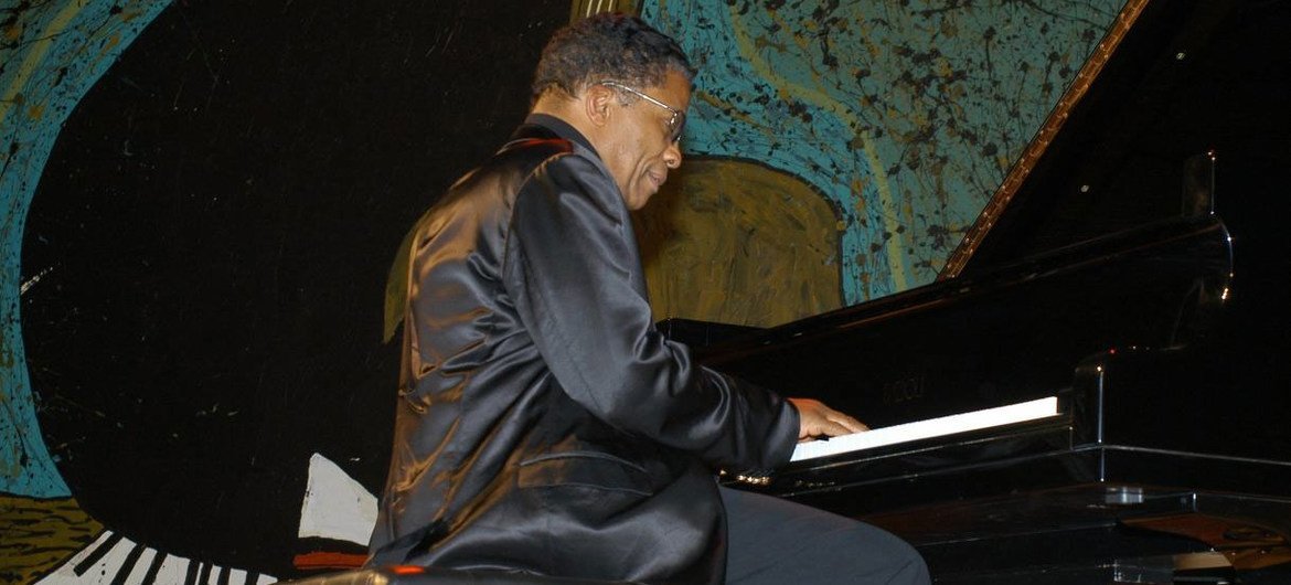 Le pianiste de jazz américain Herbie Hancock. Ambassadeur de bonne volonté de l'UNESCO, Herbie Hancock est le co-directeur artistique du concert donné à Saint-Petersbourg à l'occasion de la 7e Journée internationale du Jazz