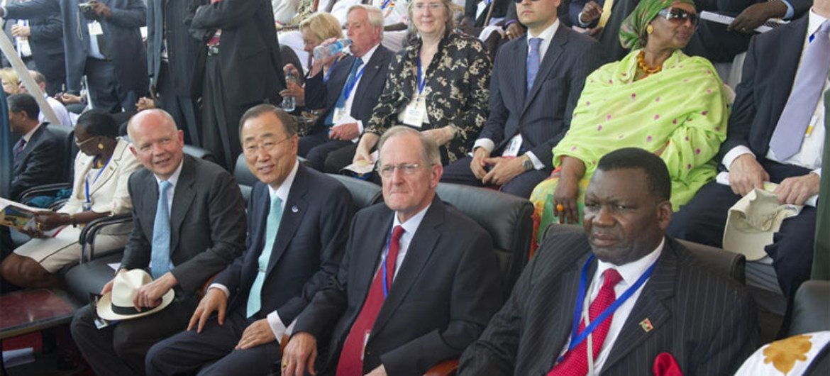 Le Secrétaire général Ban Ki-moon et le Président de l'Assemblée générale Joseph Deiss lors des cérémonies d'indépendance du Soudan du Sud.