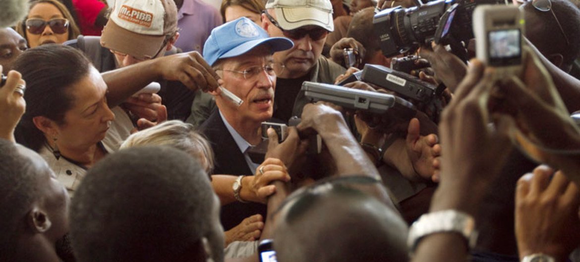 Le Représentant spécial de l'ONU Edmond Mulet parle à la presse devant un bureau de vote lors des élections en Haïti en mars 2011.