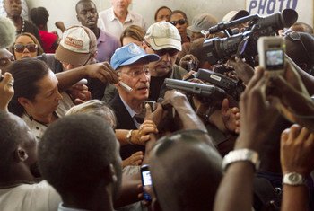 Le Représentant spécial de l'ONU Edmond Mulet parle à la presse devant un bureau de vote lors des élections en Haïti en mars 2011.