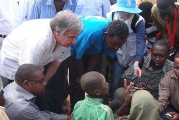 Le chef du HCR, Antonio Guterres (à gauche) discute avec des réfugiés somaliens au Kenya.