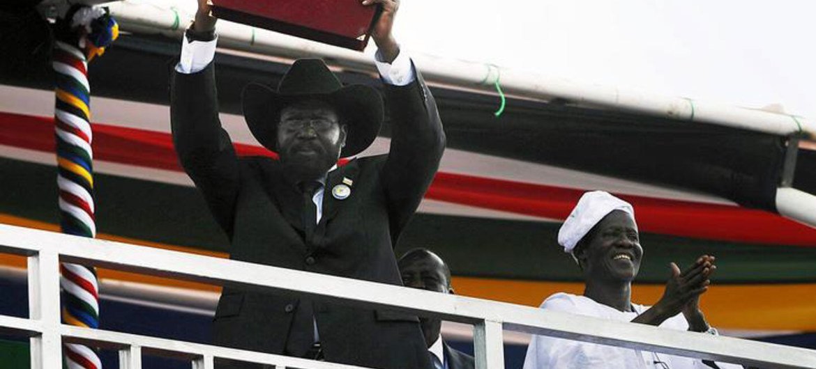 Le Président Salva Kiir de la République du Soudan du Sud montre la copie de la Constitution provisoire de la nouvelle nation.
