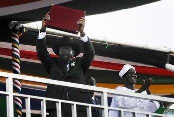 Le Président Salva Kiir de la République du Soudan du Sud montre la copie de la Constitution provisoire de la nouvelle nation.