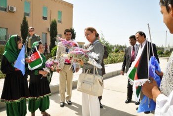 Des enfants afghans saluent l'Administratrice associée du PNUD, Rebeca Grynspan.
