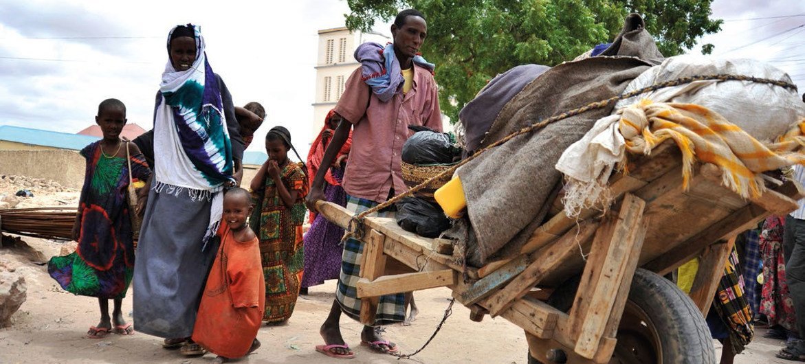 Une famille ayant fuit la secheresse arrive dans la ville de Galkayo, en Somalie (archive)