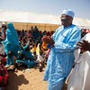 Ibrahim Gambari en visite dans un camp de déplacés au Darfour (novembre 2010).