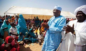 Ibrahim Gambari en visite dans un camp de déplacés au Darfour (novembre 2010).