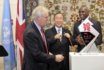 Secretary-General Ban Ki-moon (centre) UK Ambassador Mark Lyall Grant (left) and former Olympian Carl Lewis at start of countdown clock for 2012  Games