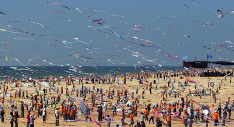 Gaza’s children defy raid on their UN camp to retake kite-flying record ...