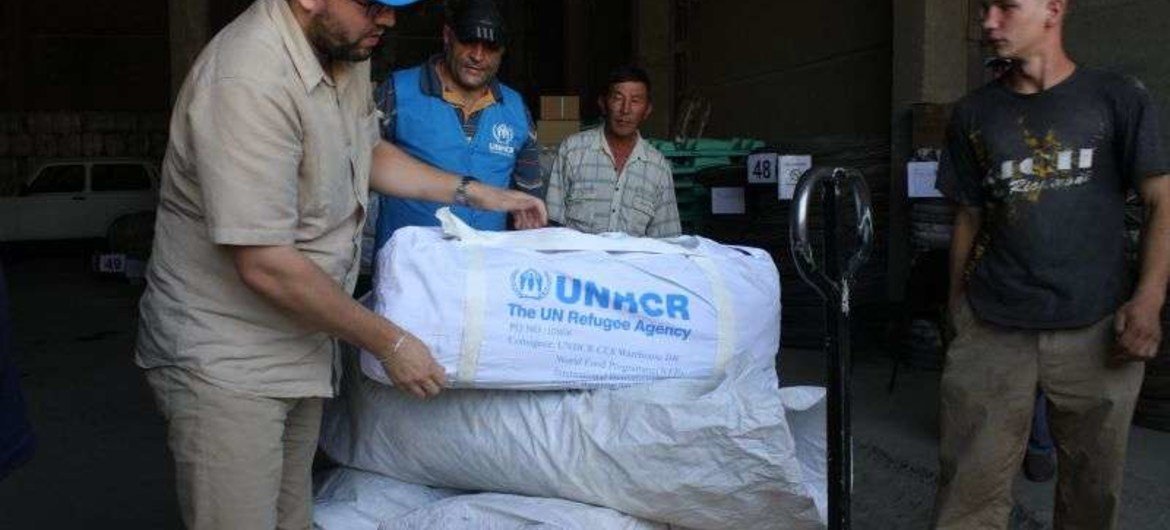 UNHCR staff prepare to distribute aid to those displaced by the earthquake