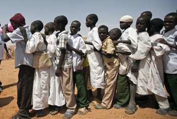UNAMID distributes water to thristy children in El Srief, Sudan