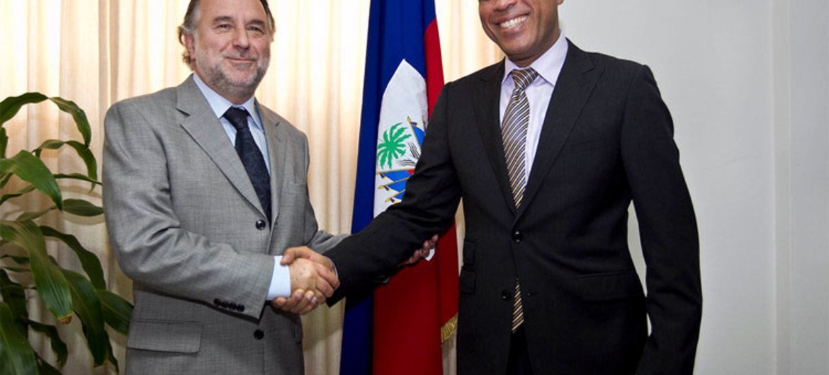 مارتيللي مع ممثل الأمين العام ماريانو فرنانديز