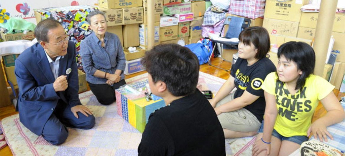 Le Secrétaire général Ban Ki-moon et son épouse rencontrent des déplacés dans un centre d'évacuation, au Japon.