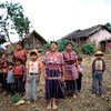 Une famille Cakchiquel dans le village de Patzutzun, au Guatemala.