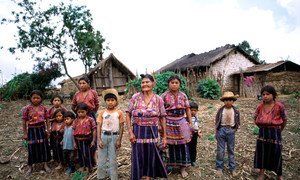 Une famille Cakchiquel dans le village de Patzutzun, au Guatemala.