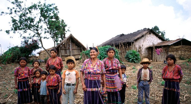 Familia indígena guatemalteca. Foto de archivo: ONU/F. Charton