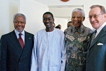 Harri Holkeri (à droite) en 2000 avec le Secrétaire général de l'époque, Kofi Annan, le Président du Conseil de sécurité, Moctar Ouane, et l'ancien Président d'Afrique du Sud, Nelson Mandela.