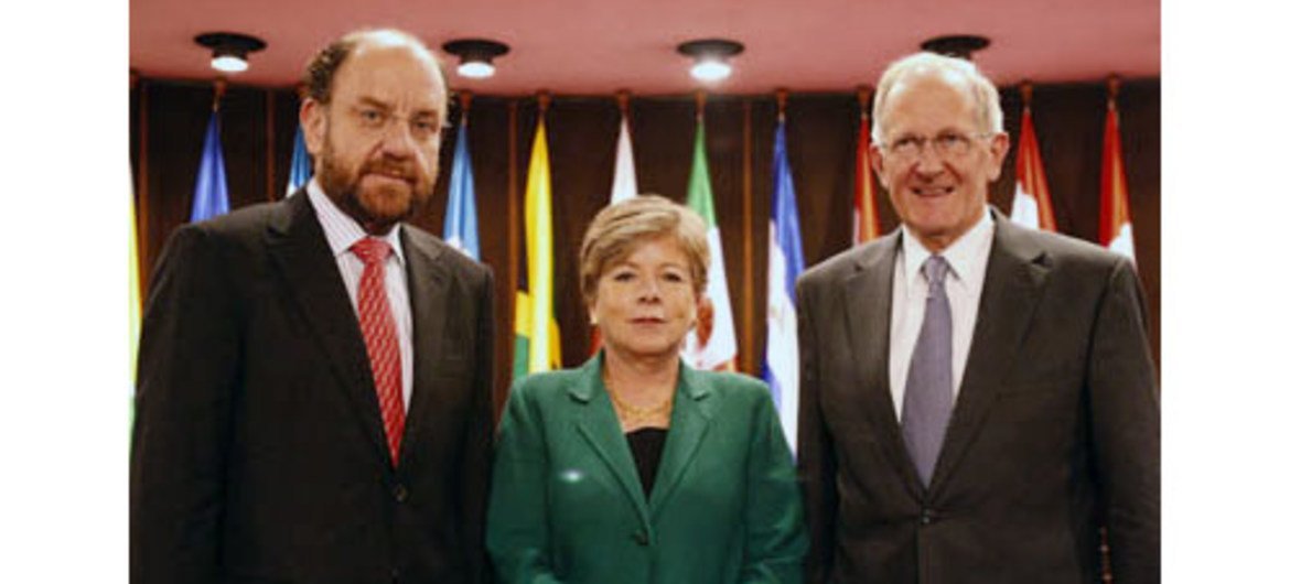 Le Président de l'Assemblée générale, Joseph Deiss (à droite), avec la Secrétaire exécutive de la CEPAL, Alicia Barcena, et le ministre des affaires étrangères du Chili, Alfredo Moreno.