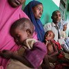 Des Somaliens attendent avec leurs enfants malnutris et déshydratés dans un hôpital à Mogadiscio.