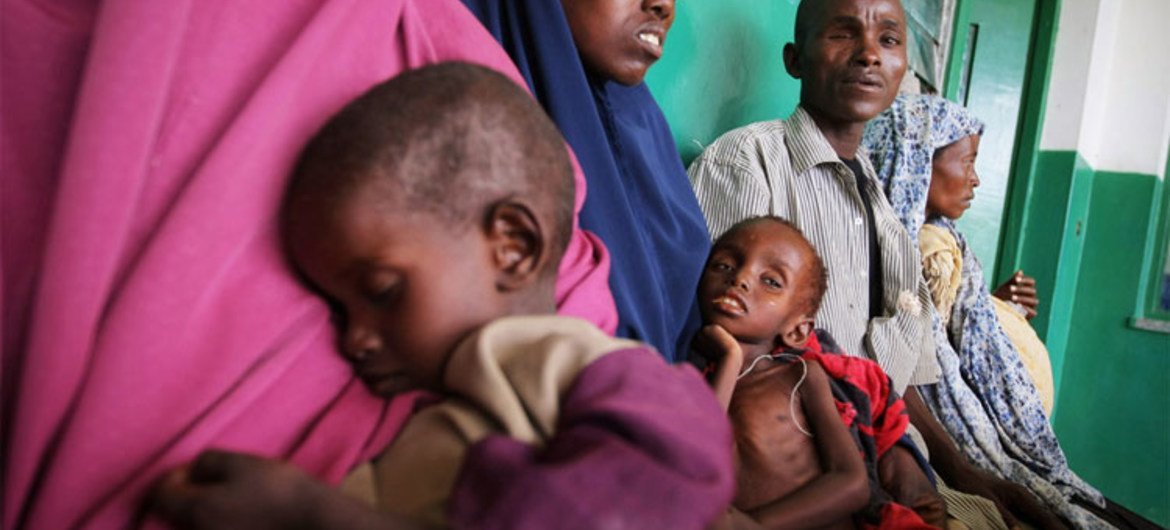 Des Somaliens attendent avec leurs enfants malnutris et déshydratés dans un hôpital à Mogadiscio.