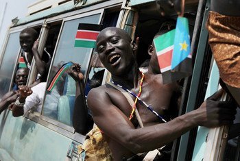 Des Soudanais du Sud célèbrent la naissance de leur pays en juillet 2011.
