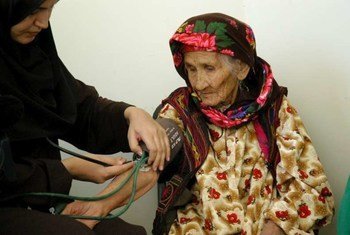 Une vieille dame se fait soigner en Afghanistan