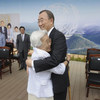 Le Secrétaire général Ban Ki-moon serre dans ses bras sa mère Shin Hyun Soon lors d'une visite dans sa ville natale d'Eumseong.