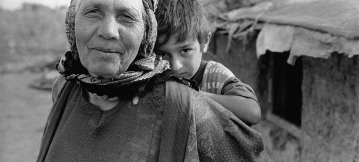 Une femme azérie et un enfant.