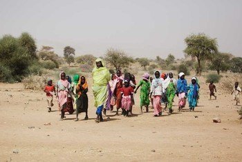 Une femme soudanaise et des enfants dans le Djebel Marra, dans le Sud-Darfour.