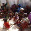 Des femmes et des enfants somaliens attendent d'être enregistrés dans un centre de transit à Dollo Ado, en Ethiopie.