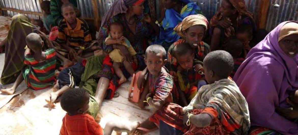 Des femmes et des enfants somaliens attendent d'être enregistrés dans un centre de transit à Dollo Ado, en Ethiopie.