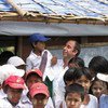 Le Rapporteur spécial Tomás Ojea Quintana avec des enfants lors d'une visite au Myanmar en 2008.