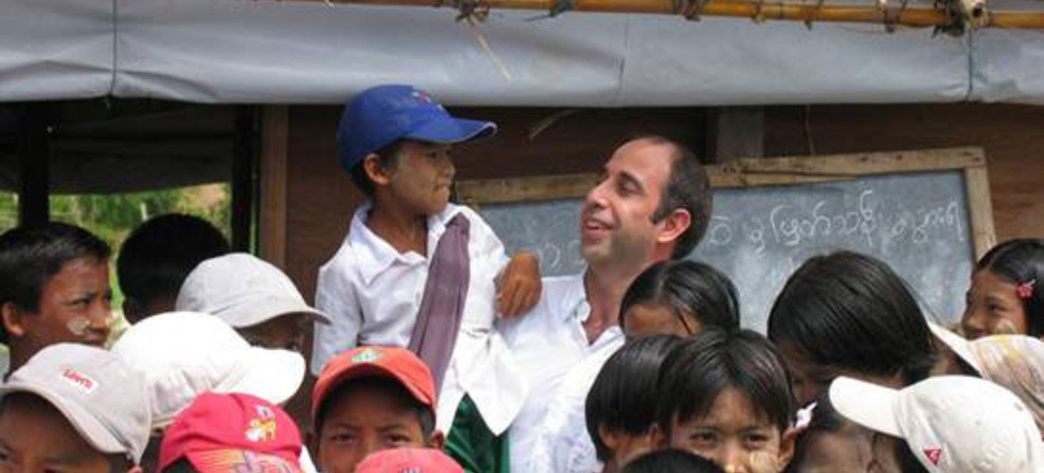 Le Rapporteur spécial Tomás Ojea Quintana avec des enfants lors d'une visite au Myanmar en 2008.