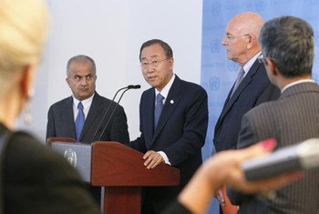 Secretary-General Ban Ki-moon (centre) briefs the press on the situation in Libya. He is flanked by his Special Envoy Abdul Ilah al-Khatib (left) and Special Adviser Ian Martin