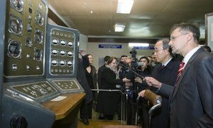 Le Secrétaire général Ban Ki-moon (2e à droite) lors d'une visite du musée sur le site d'essais nucléaires de Semipalatinsk, au Kazakhstan (juin 2010).