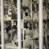 ملصق جداري لصور في متحف الإبادة الجماعية في بنوم بنه، كمبوديا، والذي كان موقعا شائنا لسجن.
