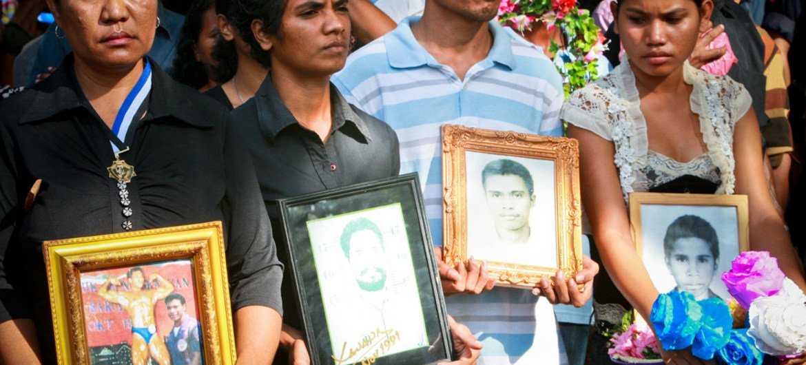 Des milliers de personnes commémorent le 17ème anniversaire du massacre de Santa Cruz, à Dili, au Timor-Leste. Plusieurs d'entre eux portent des photographies de leurs proches morts ou disparus lorsque des soldats indonésiens on ouvert le feu sur des partisans de l'indépendance pendant une manifestation pacifique. Photo ONU/Martine Perret
