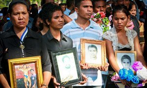 Des milliers de personnes commémorent le 17ème anniversaire du massacre de Santa Cruz, à Dili, au Timor-Leste. Plusieurs d'entre eux portent des photographies de leurs proches morts ou disparus lorsque des soldats indonésiens on ouvert le feu sur des partisans de l'indépendance pendant une manifestation pacifique. Photo ONU/Martine Perret