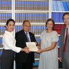 Des représentants des Philippines remettent à l'ONU l'instrument d'adhésion au Statut de Rome de la CPI.
