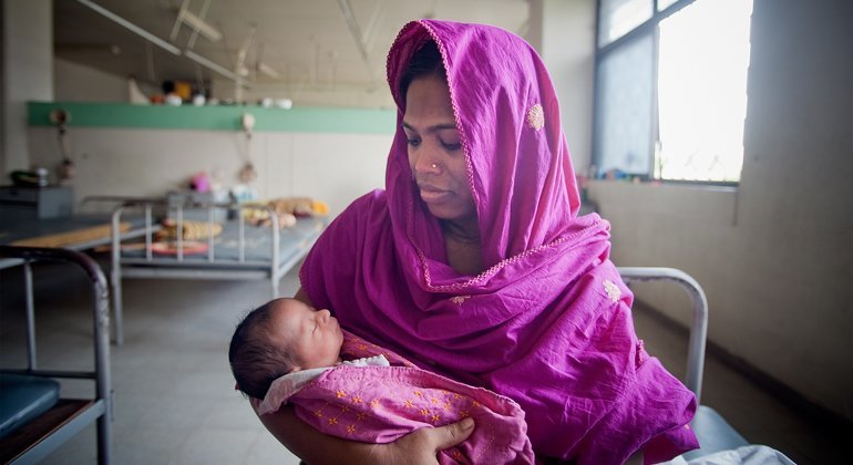 一名母亲和她的新生儿在孟加拉国达卡的一所专门致力于为具有医学需求的人提供服务的母婴健康培训研究所。