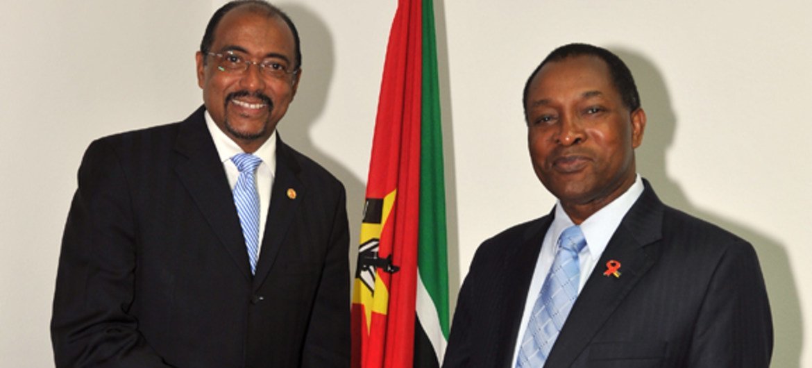 Le Directeur exécutif d'ONUSIDA, Michel Sidibé, avec le Premier ministre du Mozambique, Aires Aly Bonifacio.