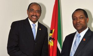 Le Directeur exécutif d'ONUSIDA, Michel Sidibé, avec le Premier ministre du Mozambique, Aires Aly Bonifacio.