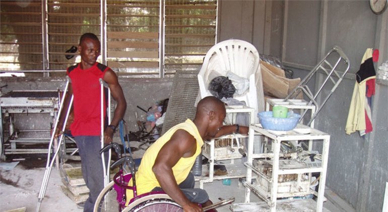 Des travailleurs handicapés dans un atelier à accra au Ghana. Photo Evans Mensah/IRIN