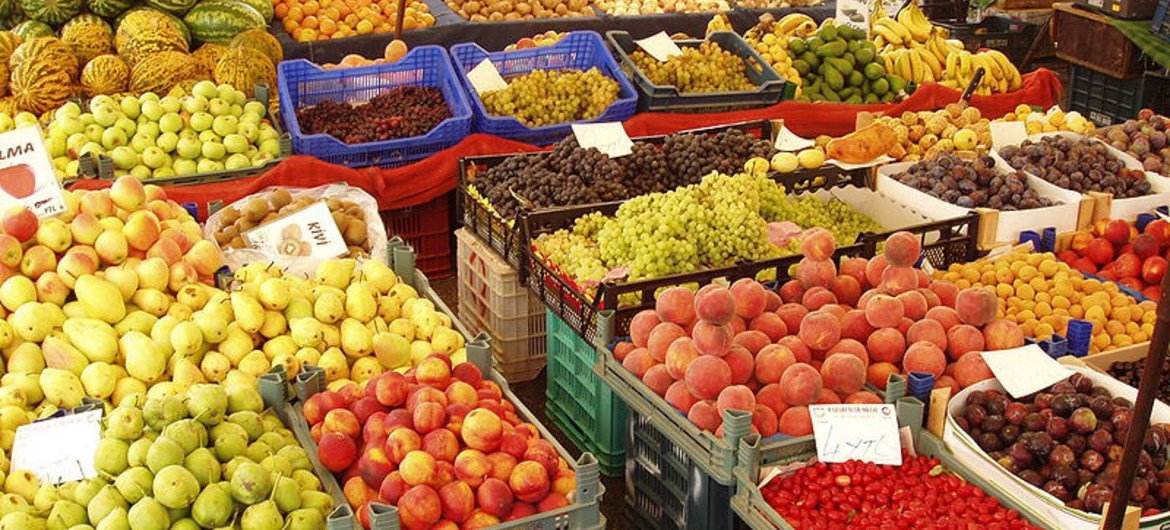 Un marché de fruits et de légumes.