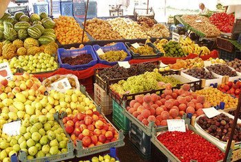Un marché de fruits et de légumes.