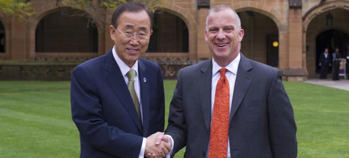 Le Secrétaire général Ban Ki-moon (à gauche) avec le Vice-chancellier de l'Université de Sydney, Michael Spence.