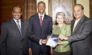From left to right: Broadband Commission Vice-Chair Hamadoun I. Touré; Co-Chair Paul Kagame; Vice-Chair Irina Bokova; Co-Chair Carlos Slim Helú